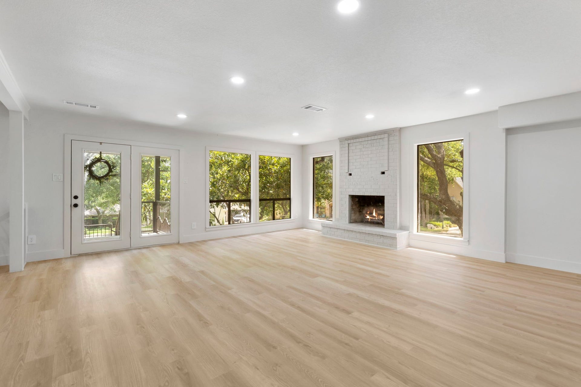 190 Dawns Edge Drive, Montgomery, TX 77356 Inviting family room with a cozy fireplace and expansive picture windows that showcase the beautiful surrounding views.