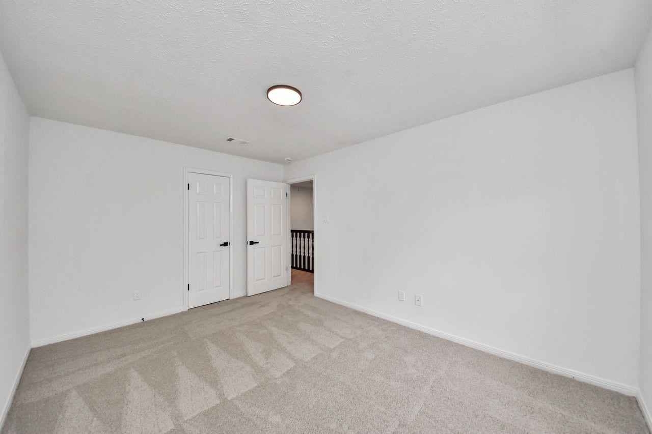 15047 Tramore Drive, Houston, TX 77083 A versatile blank canvas, this space can easily become a peaceful bedroom retreat, home gym, playroom, or creative art studio.