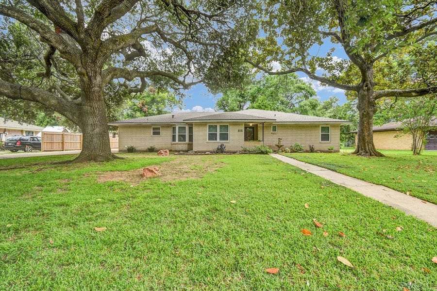 Property photo for 115 Southern Oaks Drive, Lake Jackson, TX