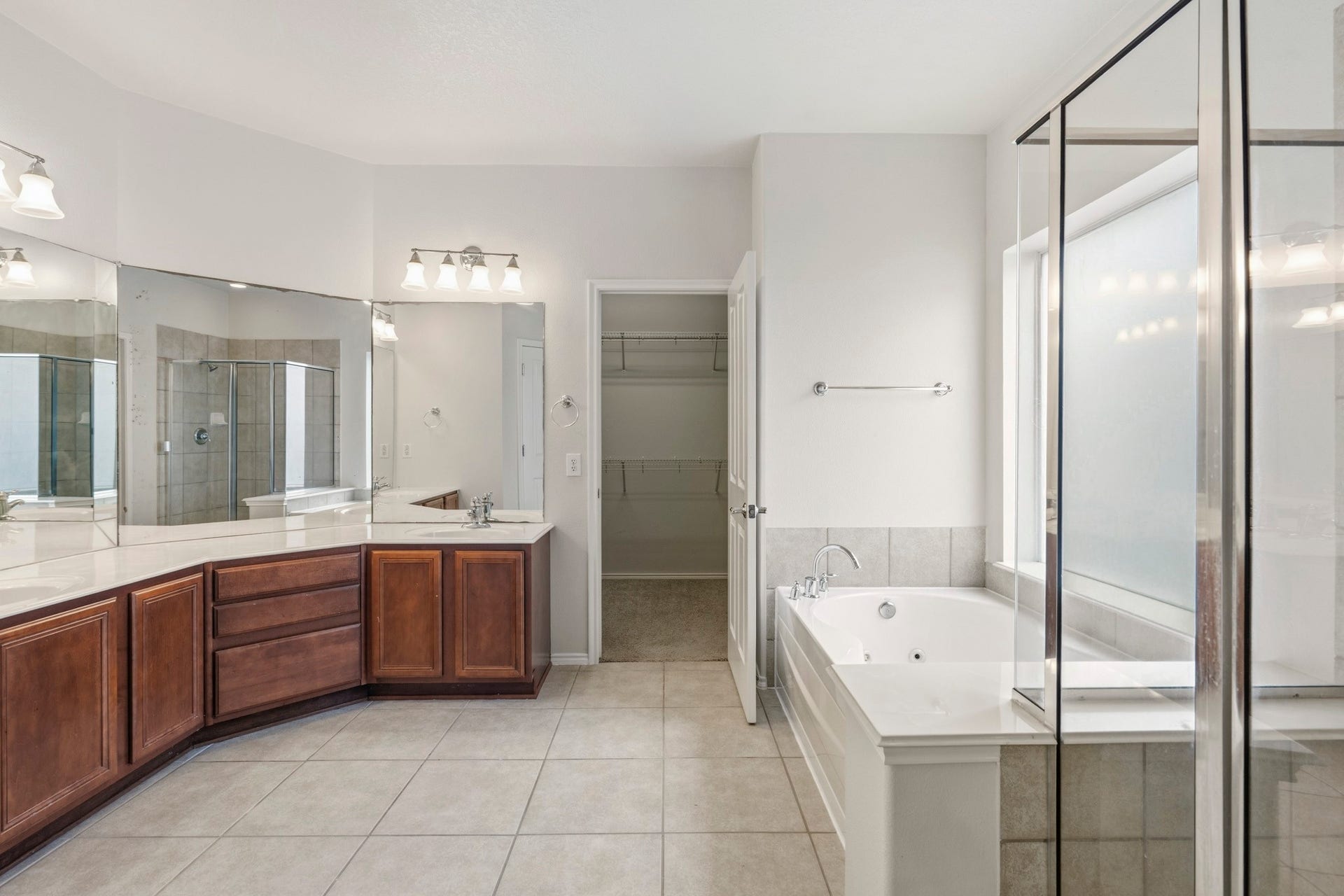 5515 Granite Meadow Drive, Katy, TX 77494 Luxurious primary bath featuring a large walk-in shower, oversized jetted soaking tub, dual vanities with abundant counter space, and an expansive walk-in closet.