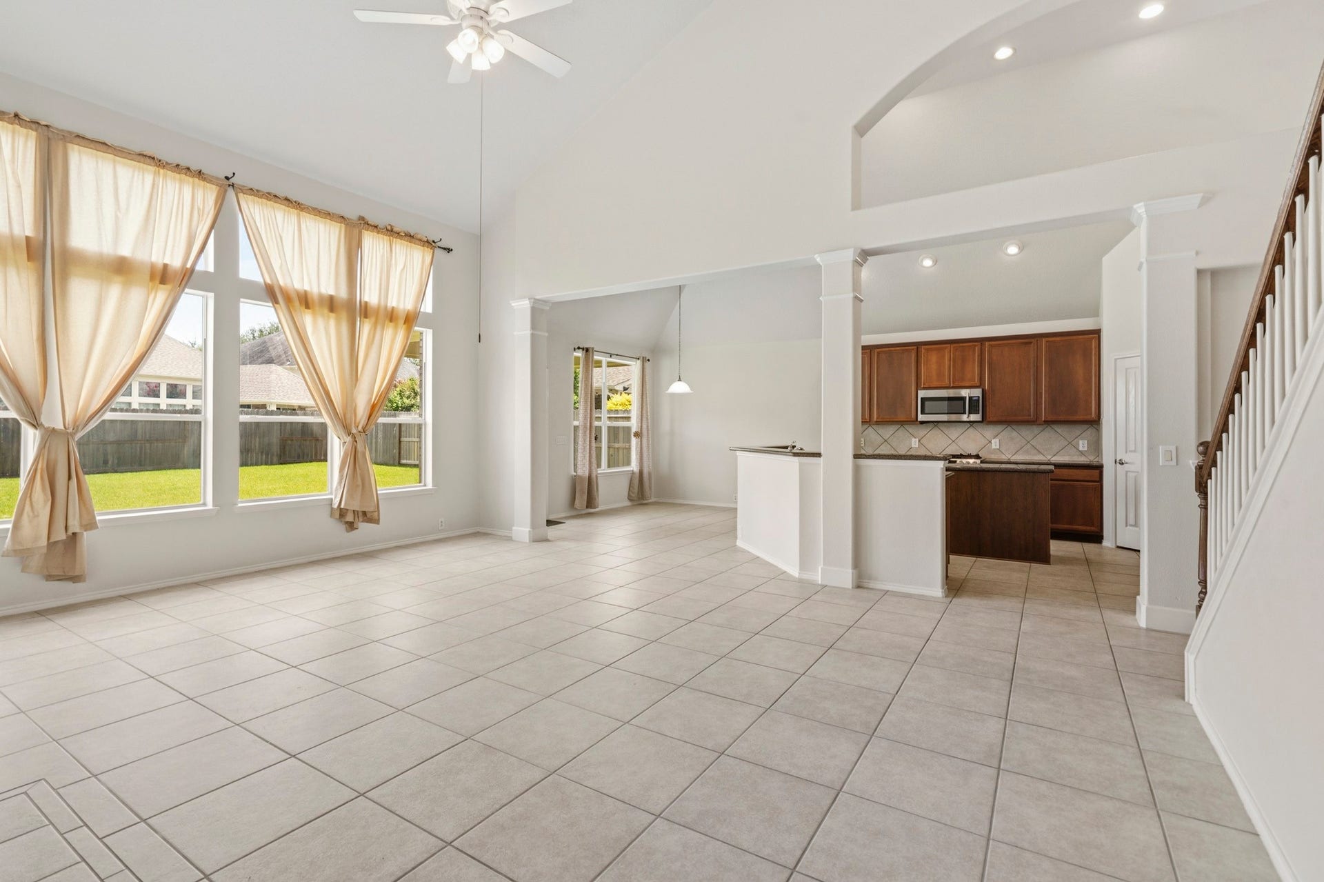5515 Granite Meadow Drive, Katy, TX 77494 Spacious family room, open kitchen, and sunny breakfast area combine to create the perfect setting for everyday living and entertaining.