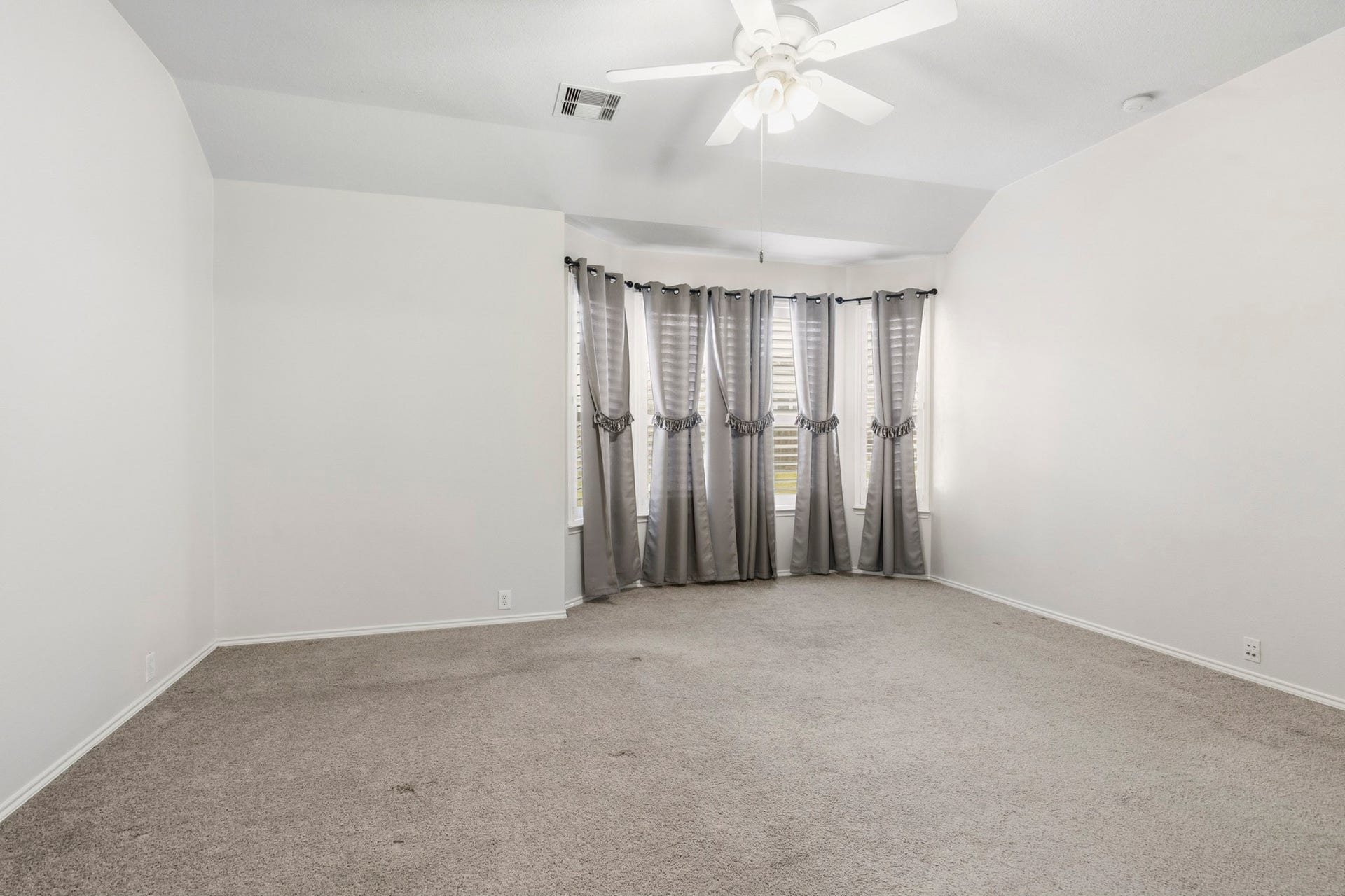 5515 Granite Meadow Drive, Katy, TX 77494 Relaxing primary suite featuring plantation shutters, generous dimensions, and a peaceful retreat at the end of the day.