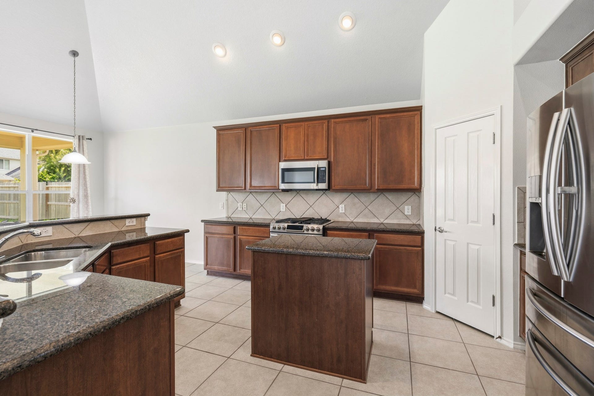 5515 Granite Meadow Drive, Katy, TX 77494 Dream kitchen with an open layout and wonderful views of the bright breakfast area, making meal preparation and gathering effortless.