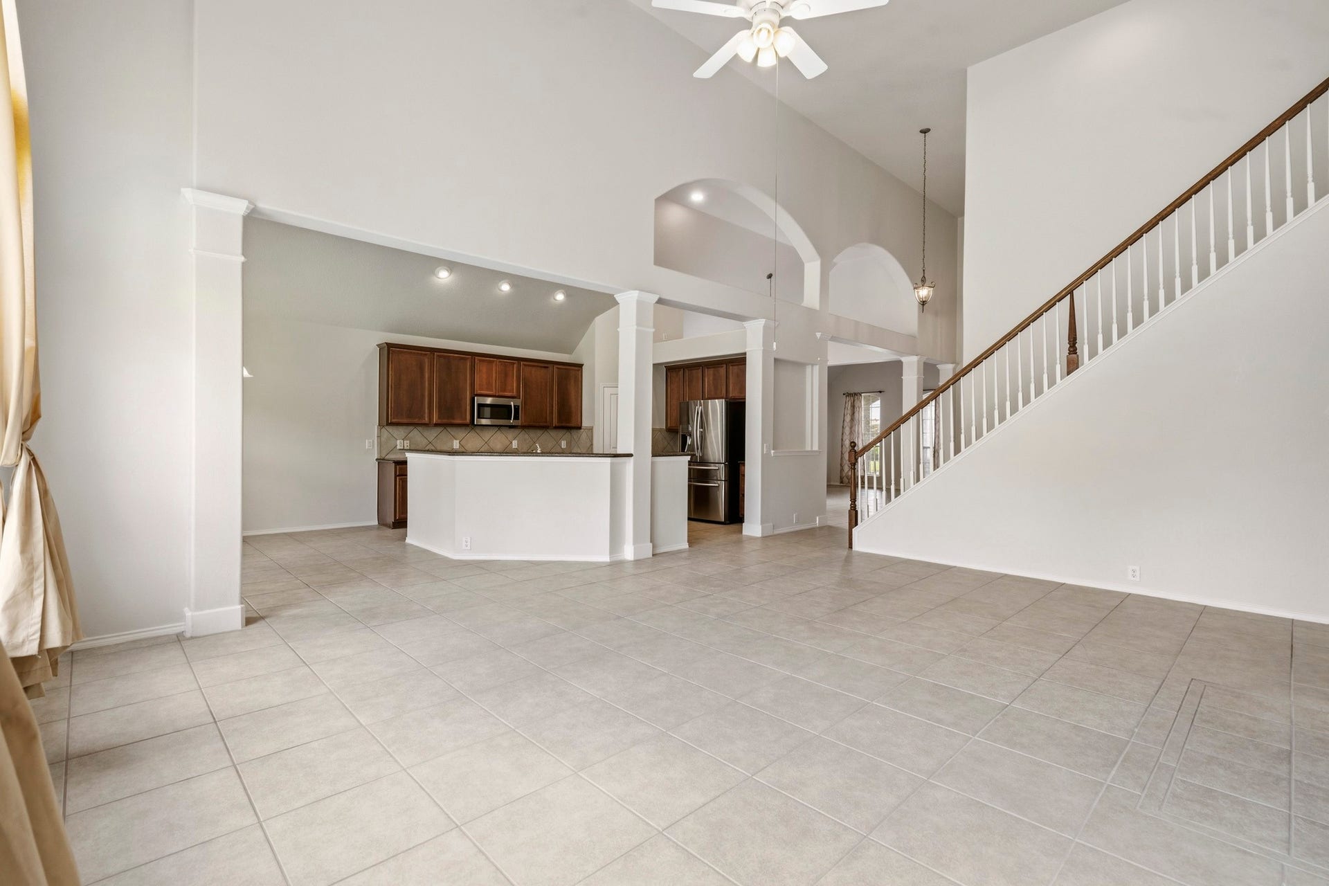 5515 Granite Meadow Drive, Katy, TX 77494 Open-concept family room flowing seamlessly into the kitchen, complete with a granite breakfast bar and beautiful architectural details throughout.