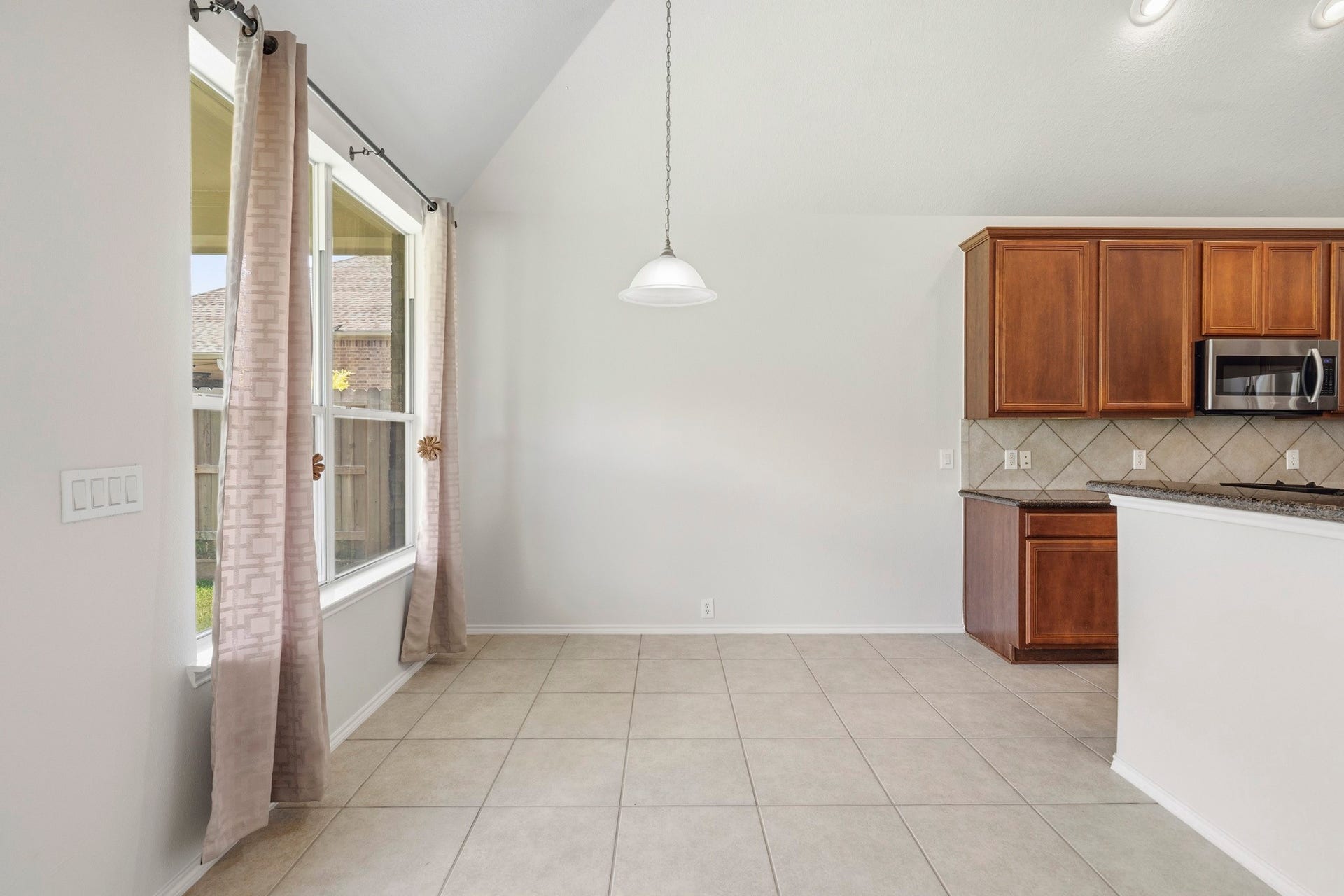 5515 Granite Meadow Drive, Katy, TX 77494 Bright and inviting breakfast area offering comfortable everyday dining with abundant natural light.