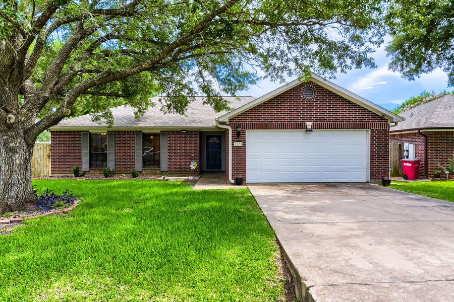 Property photo for 3074 County Road 855b, Alvin, TX