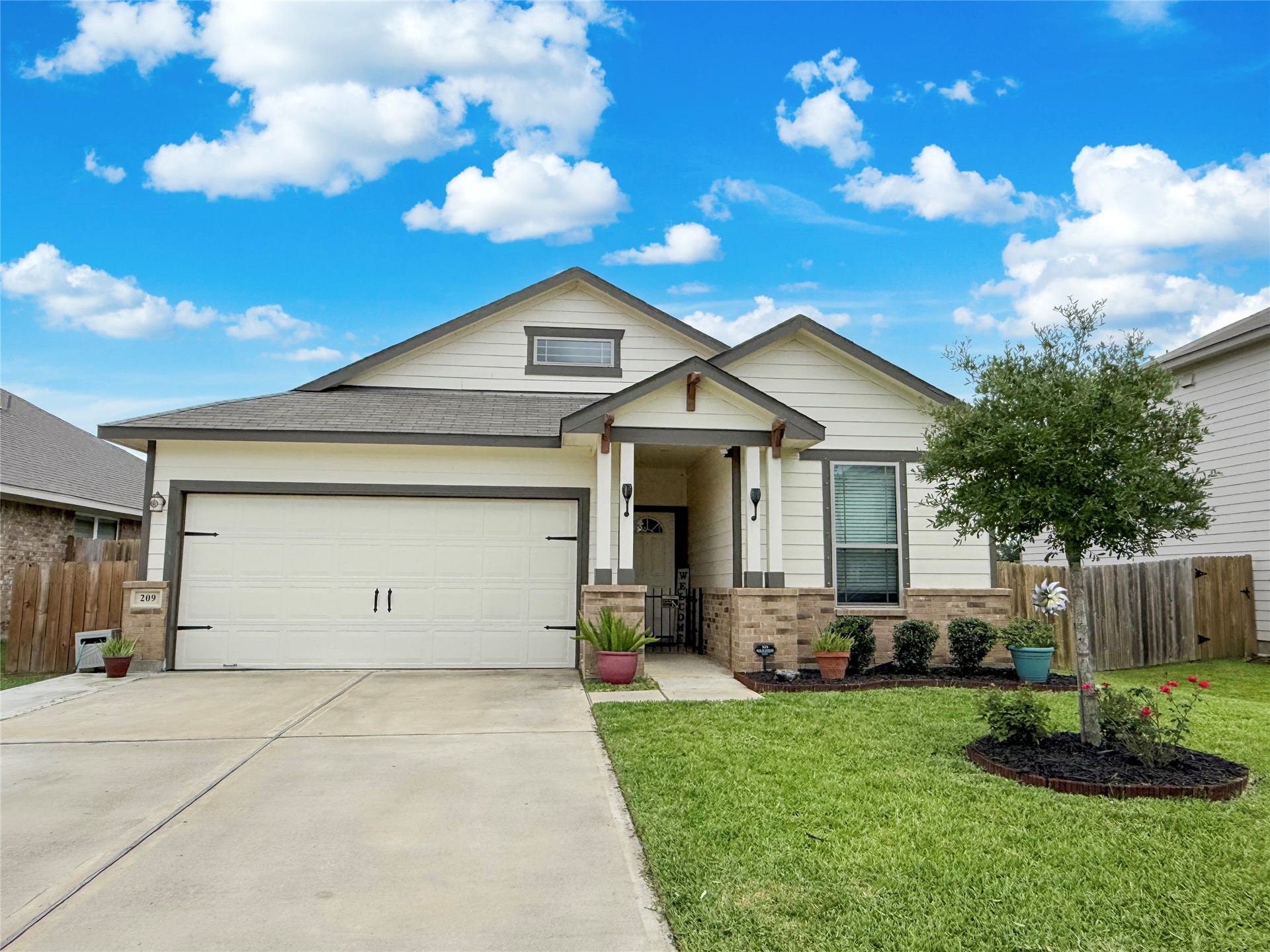 209 Bryan Way, Angleton, TX 77515 209 Bryan Way, Angleton, TX 77515