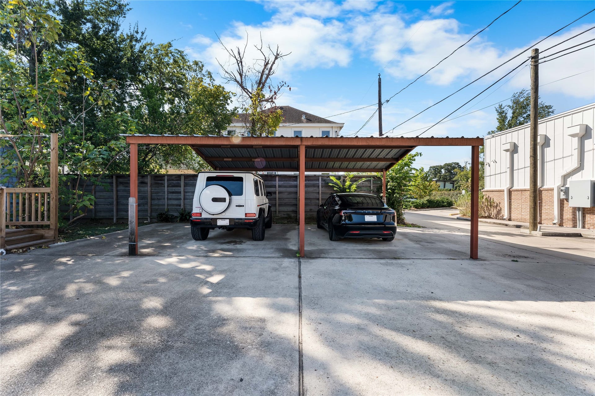 1105 Yale Street, Houston, TX 77008 Expansive paved areas provide valuable on-site parking options.