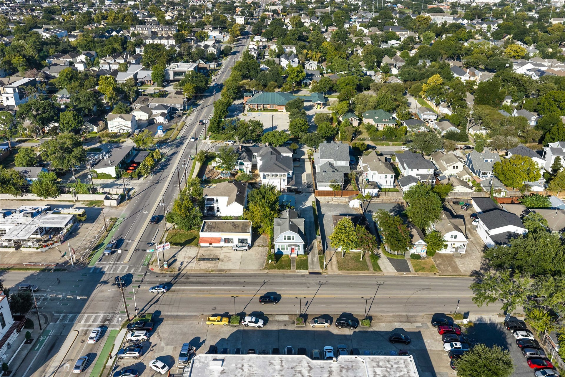 1105 Yale Street, Houston, TX 77008 Positioned directly from established retail, dining, and neighborhood businesses nearby.