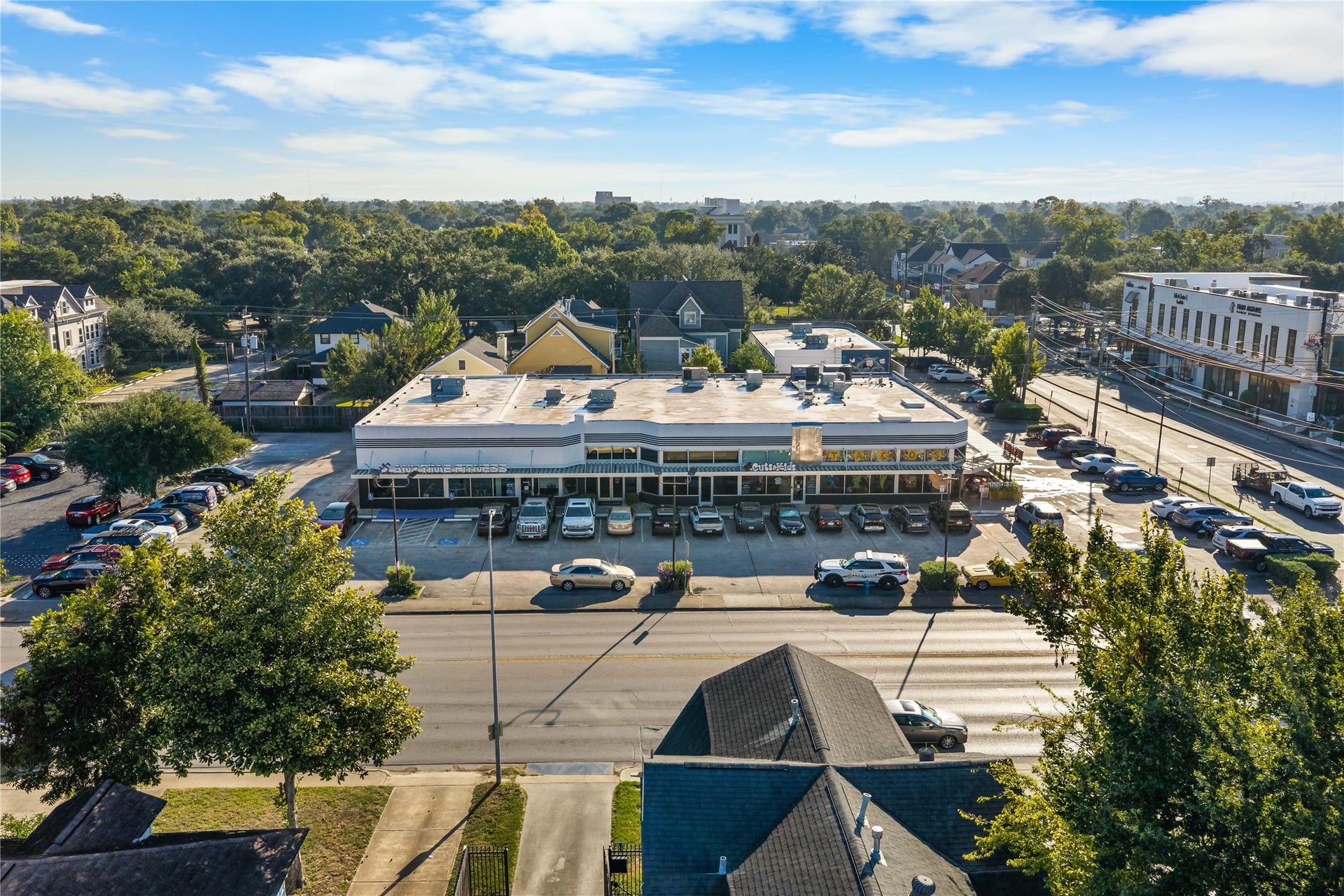 1105 Yale Street, Houston, TX 77008 High-visibility, offering a unique opportunity for professional offices, business owners, or investors.