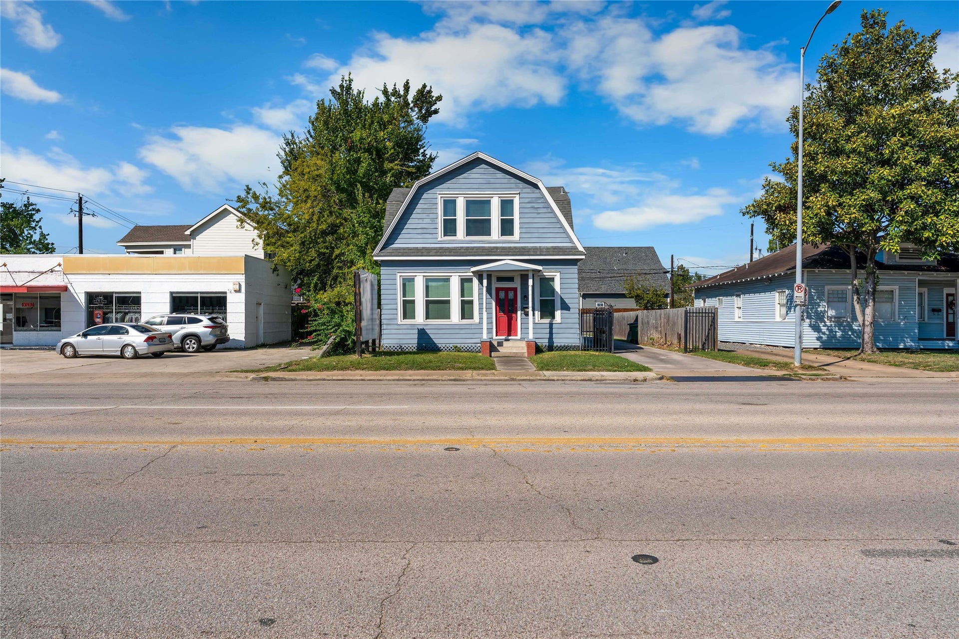 1105 Yale Street, Houston, TX 77008 Ideally positioned along the corridor, surrounded by popular dining, retail, businesses, and residential neighborhoods.