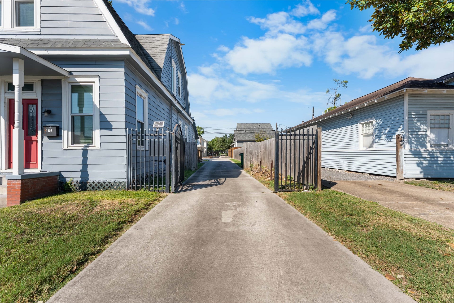1105 Yale Street, Houston, TX 77008 Direct driveway access provides a convenient entrance for clients, employees, and visitors.