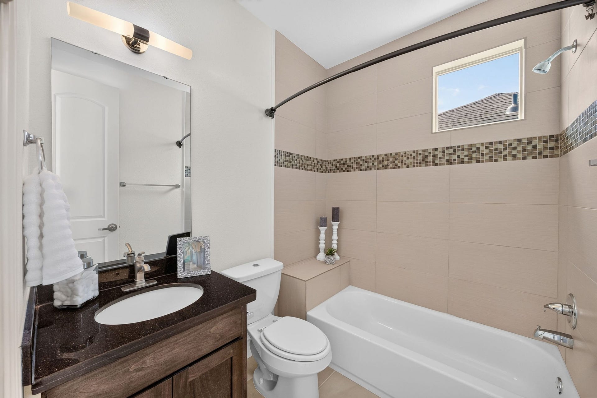 2307 Camden Drive, #C, Houston, TX 77021 Full bath with tub/shower combo