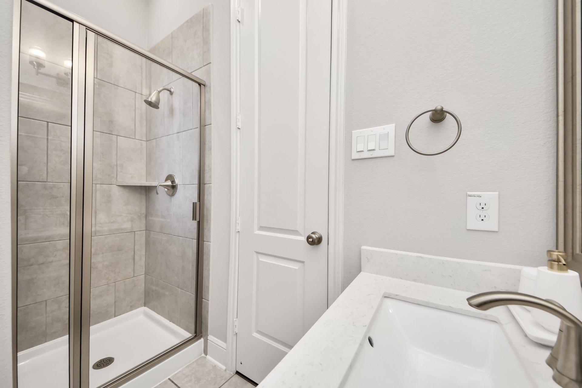 12821 N Palomino Lake Circle, Cypress, TX 77429 Beautifully appointed bathroom featuring a glass-enclosed shower and modern finishes.
