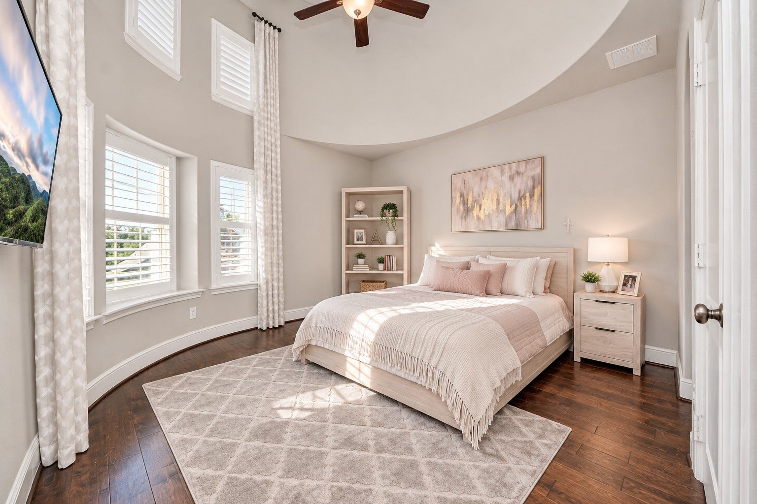 12821 N Palomino Lake Circle, Cypress, TX 77429 Spacious upstairs secondary bedroom featuring impressive 17-foot ceilings, a curved wall with six windows, plantation shutters, abundant natural light, and direct access to a shared bathroom with its own private vanity area and a shared tub/shower combination.