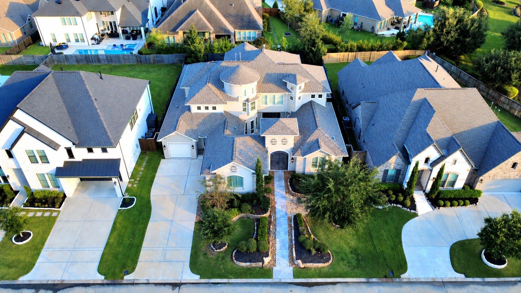 12821 N Palomino Lake Circle, Cypress, TX 77429 Stunning 5-bedroom, 4-bathroom home offering 5,142 sq. ft. of living space on a 10,800 sq. ft. lot. Featuring a split 3-car garage, private pool and spa, outdoor kitchen, and beautifully landscaped grounds in the prestigious gated community of Bridlecreek.