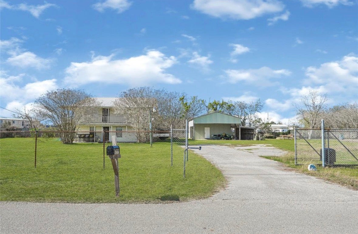 610 12th Street, Dickinson, TX 77539 610 12th Street, Dickinson, TX 77539