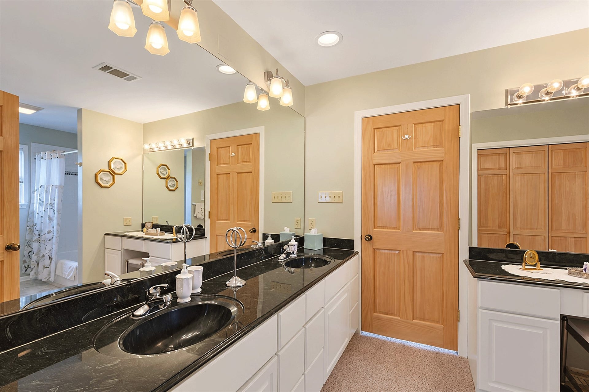 7 S Skimmer Street, La Marque, TX 77568 Large Jack and Jill bath with granite counters and separate vanities.