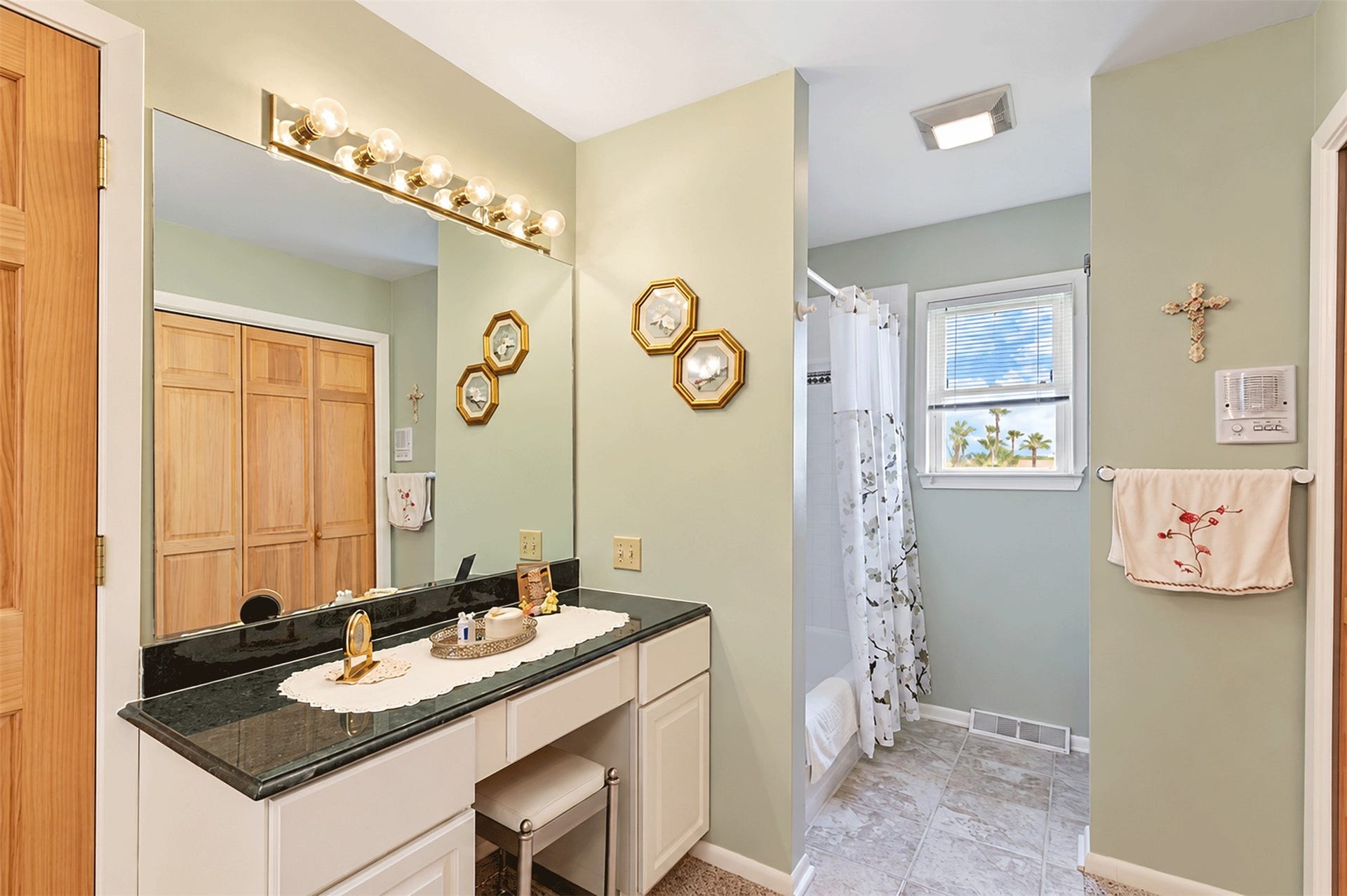 7 S Skimmer Street, La Marque, TX 77568 Private vanity area in the same bath, with a tub/shower combo.