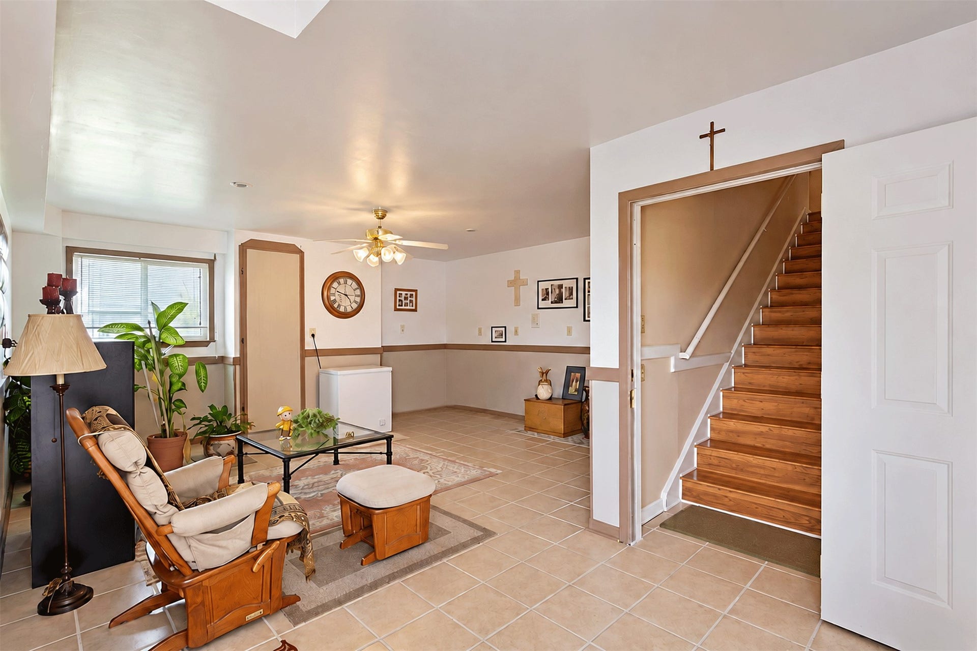7 S Skimmer Street, La Marque, TX 77568 Enclosed ground-level entry and foyer with staircase to the living areas (not included in the square footage).