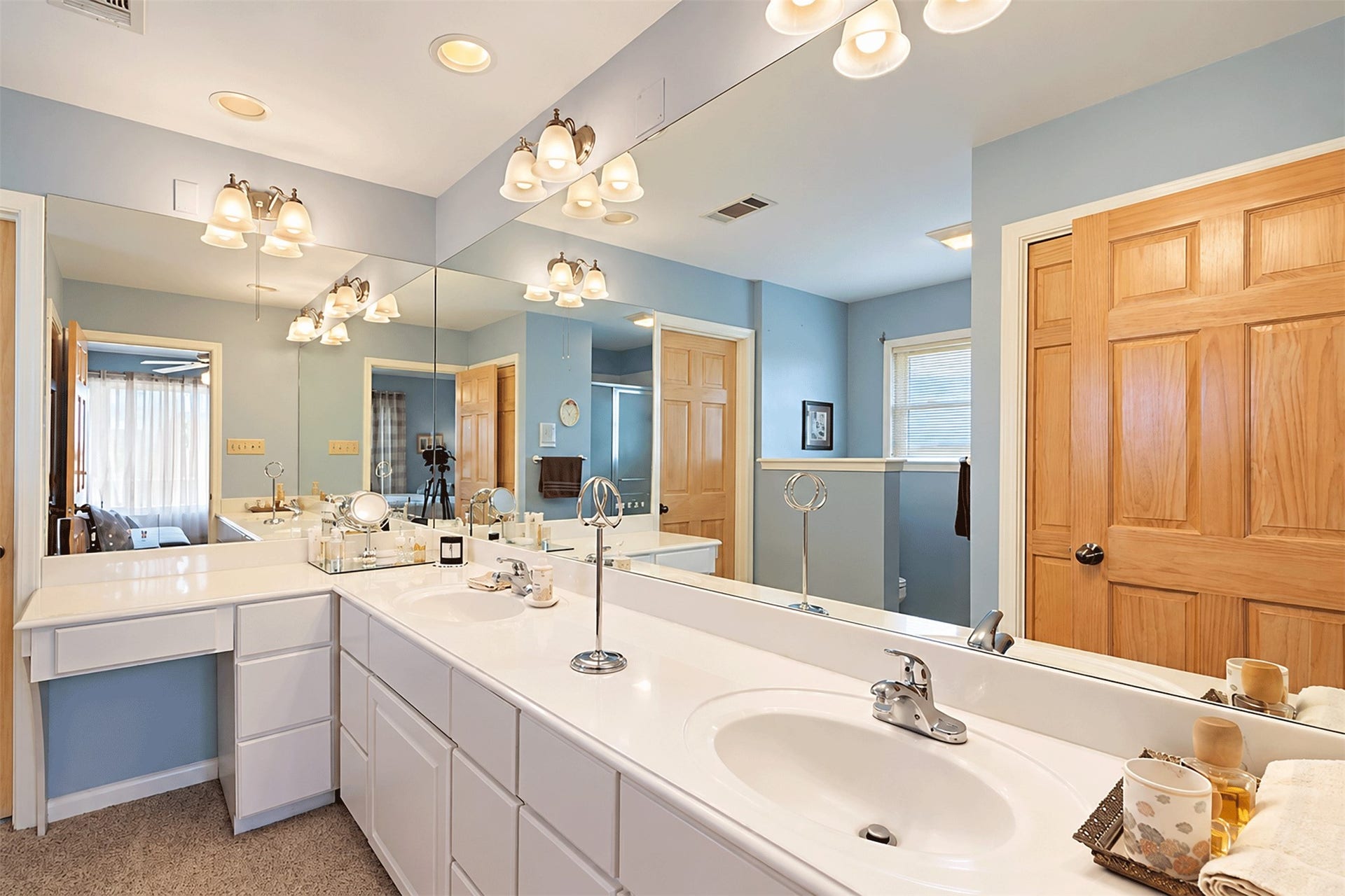 7 S Skimmer Street, La Marque, TX 77568 Primary bath with dual sinks and a built-in makeup vanity.
