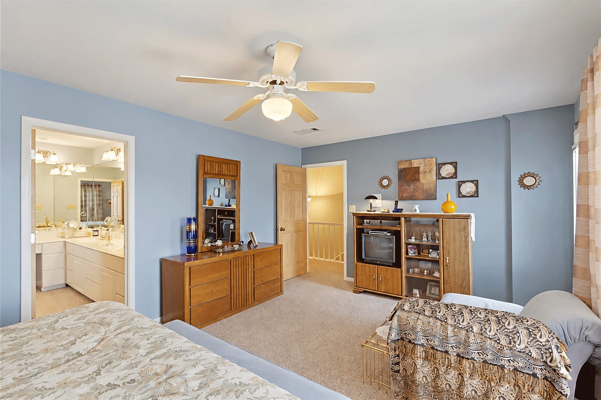 7 S Skimmer Street, La Marque, TX 77568 Spacious primary bedroom upstairs with room for a sitting area.