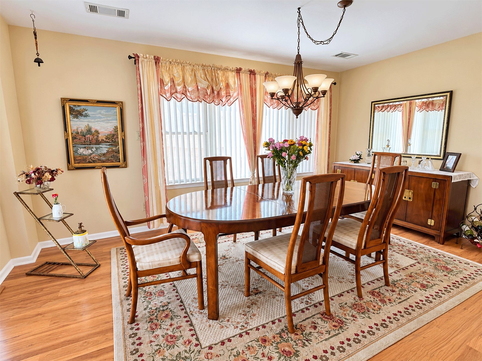 7 S Skimmer Street, La Marque, TX 77568 Dining room connected to the kitchen, ideal for family meals and entertaining.
