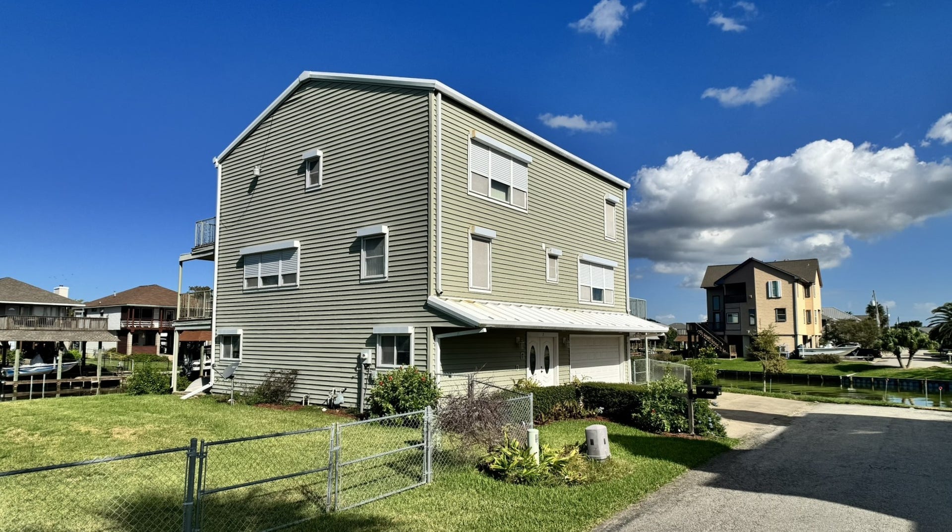 7 S Skimmer Street, La Marque, TX 77568 Welcome to 7 S Skimmer Street, a three-story waterfront home in Omega Bay with a wide driveway and oversized garage (enclosed ground level).