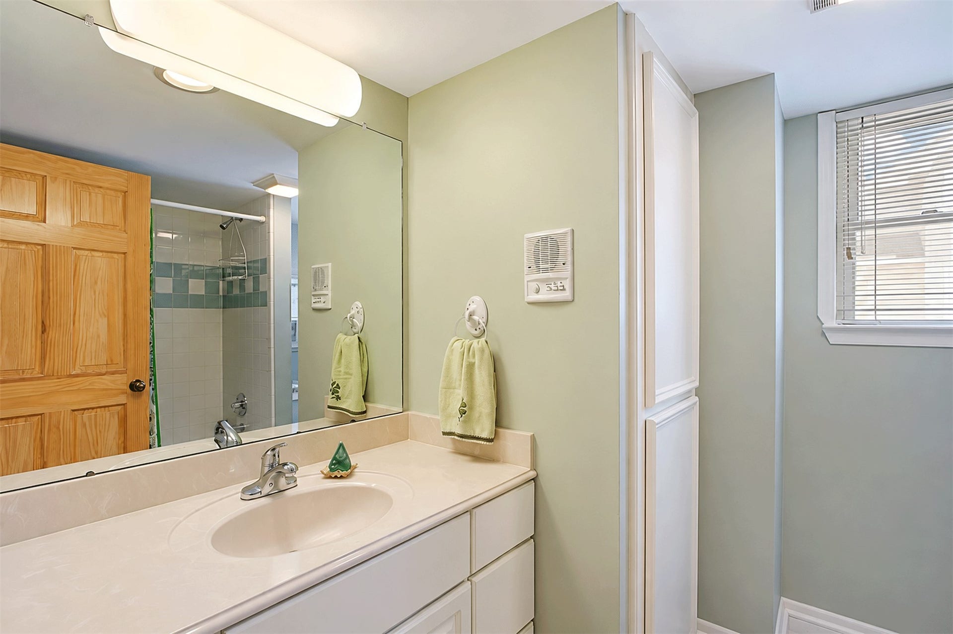 7 S Skimmer Street, La Marque, TX 77568 Full bath on the first floor, convenient for guests.
