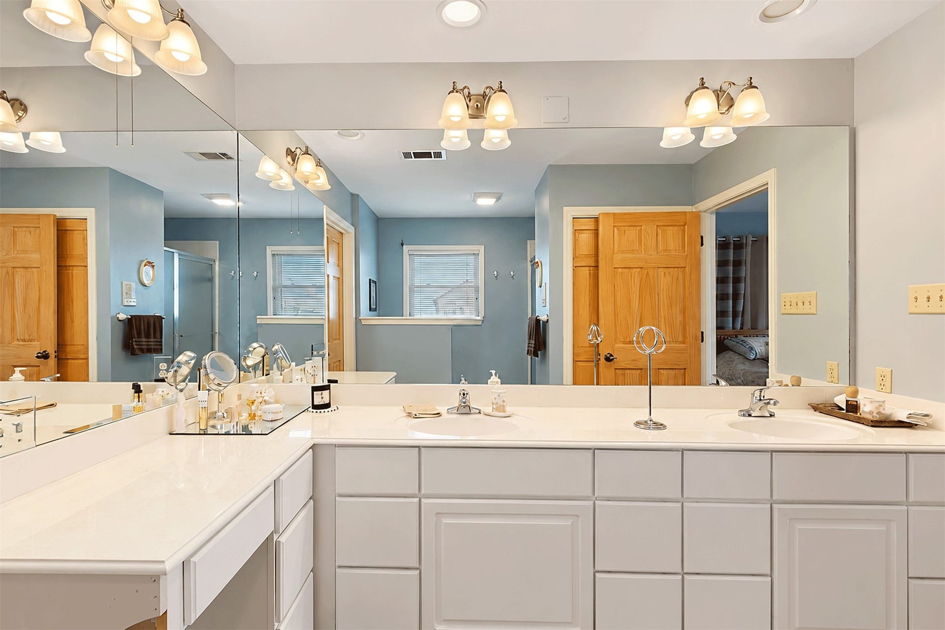 7 S Skimmer Street, La Marque, TX 77568 Primary bath with an abundance of counter space and cabinetry.