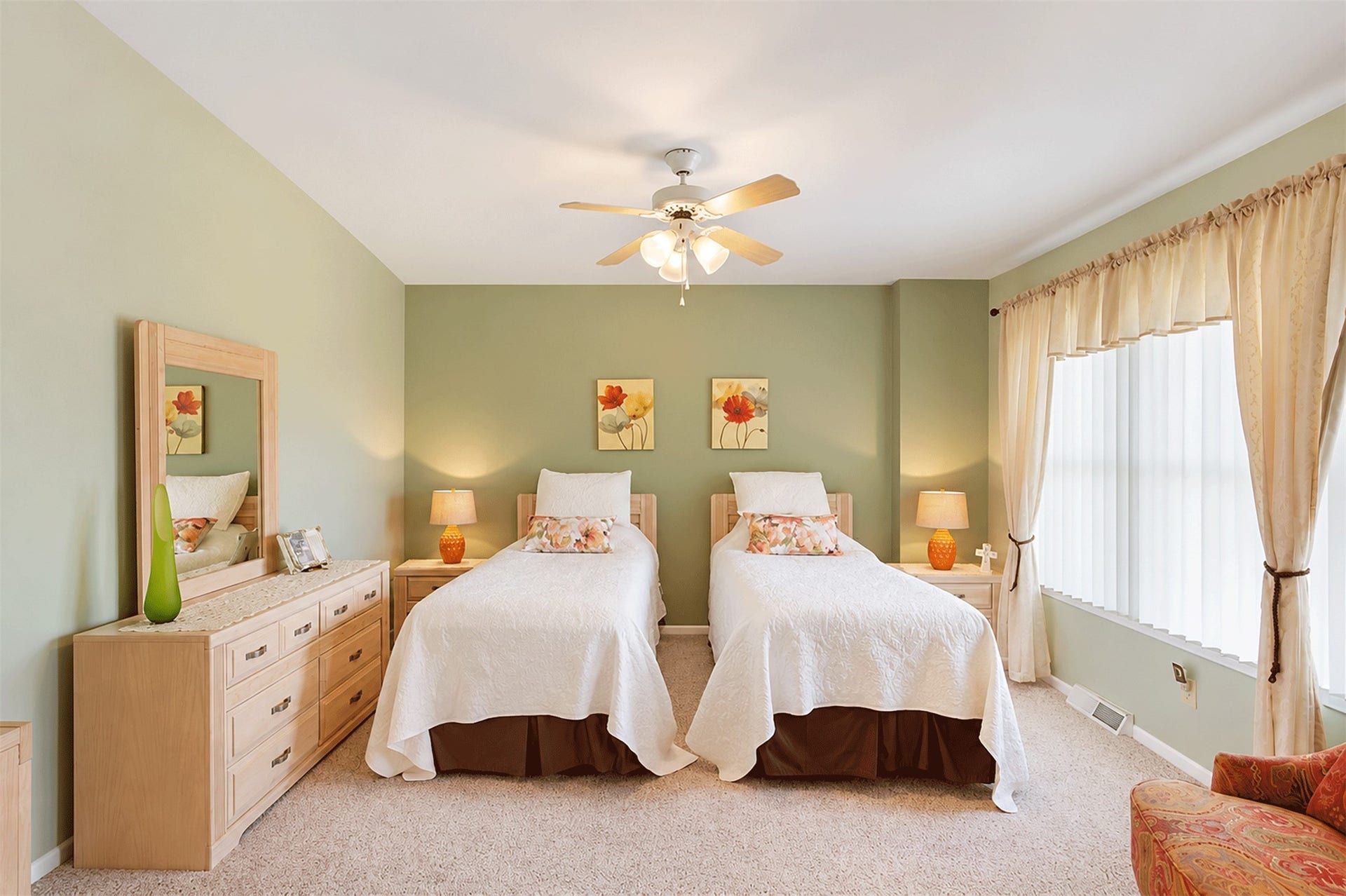 7 S Skimmer Street, La Marque, TX 77568 Upstairs bedroom with soft neutral tones and a ceiling fan.