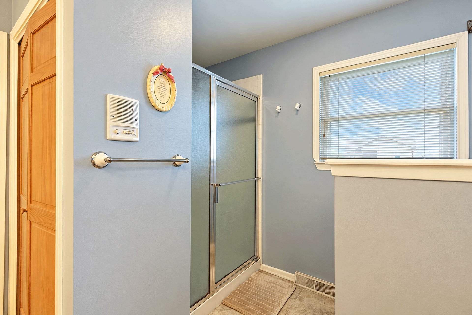 7 S Skimmer Street, La Marque, TX 77568 Walk-in shower in the primary bath.