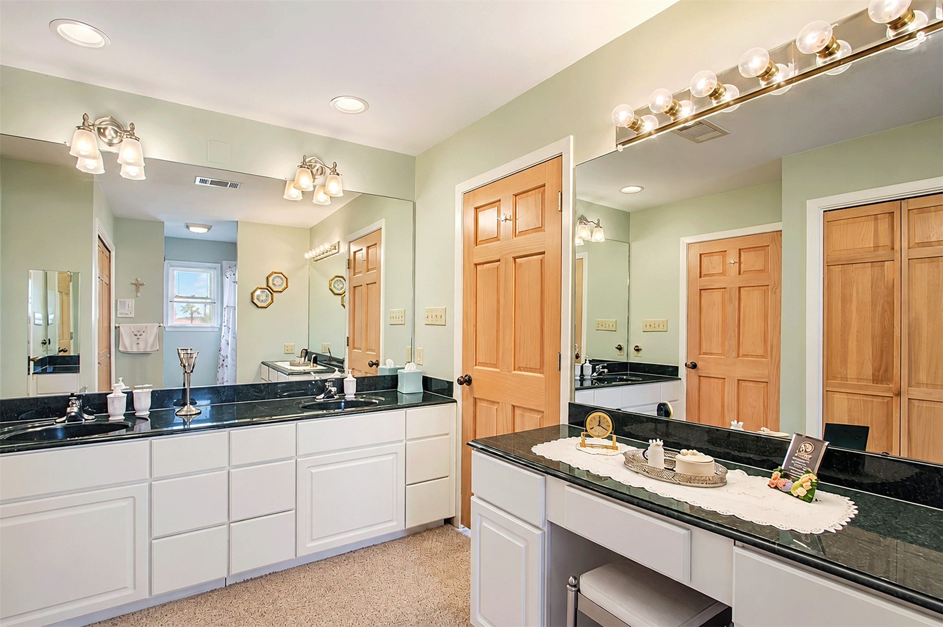 7 S Skimmer Street, La Marque, TX 77568 Another view of the large bath upstairs that offers generous counter space and storage on both sides.