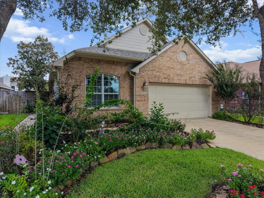 Property photo for 1209 Modena Drive, Pearland, TX