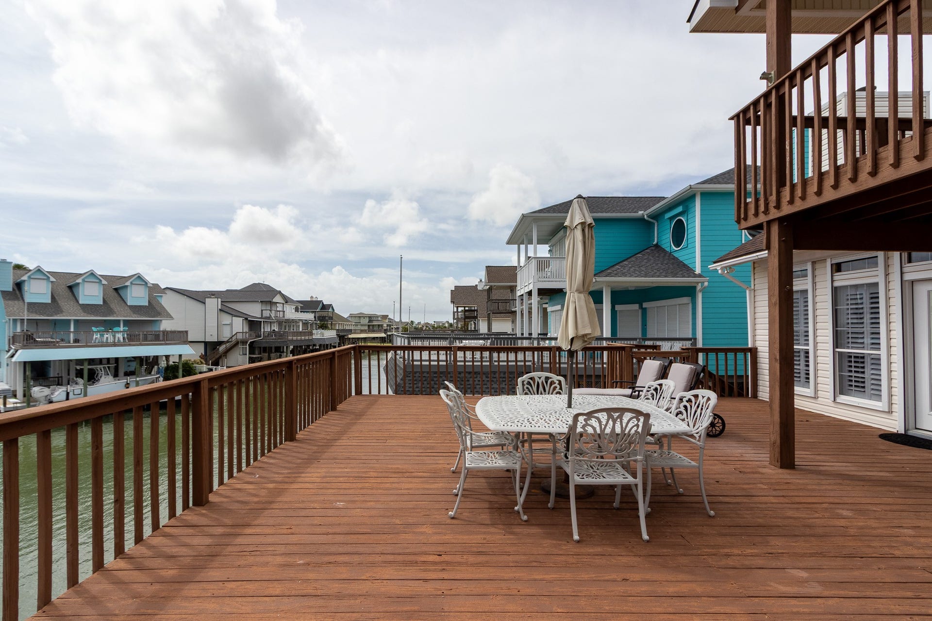 915 Tiki Drive, Tiki Island, TX 77554
