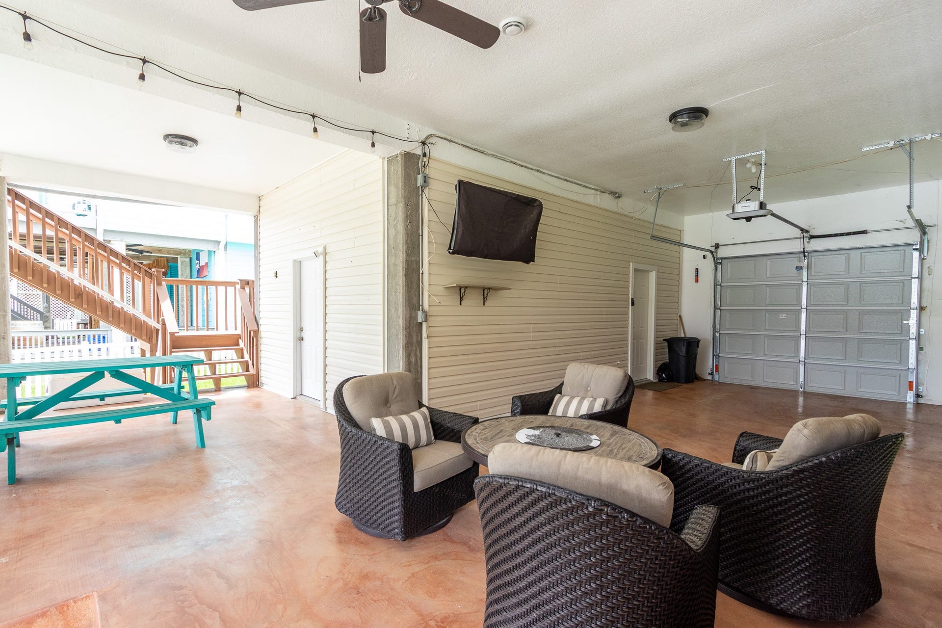 915 Tiki Drive, Tiki Island, TX 77554