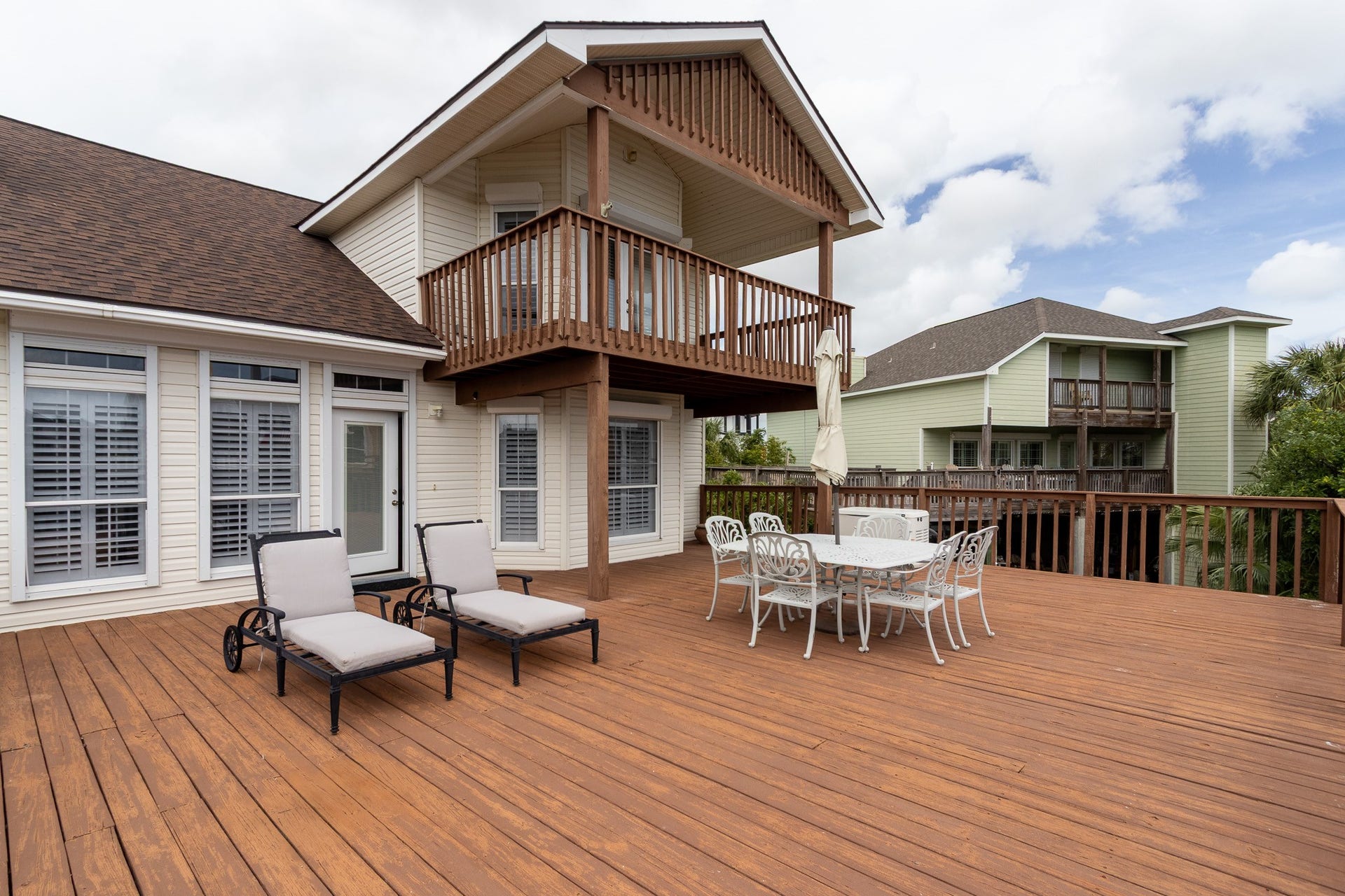 915 Tiki Drive, Tiki Island, TX 77554