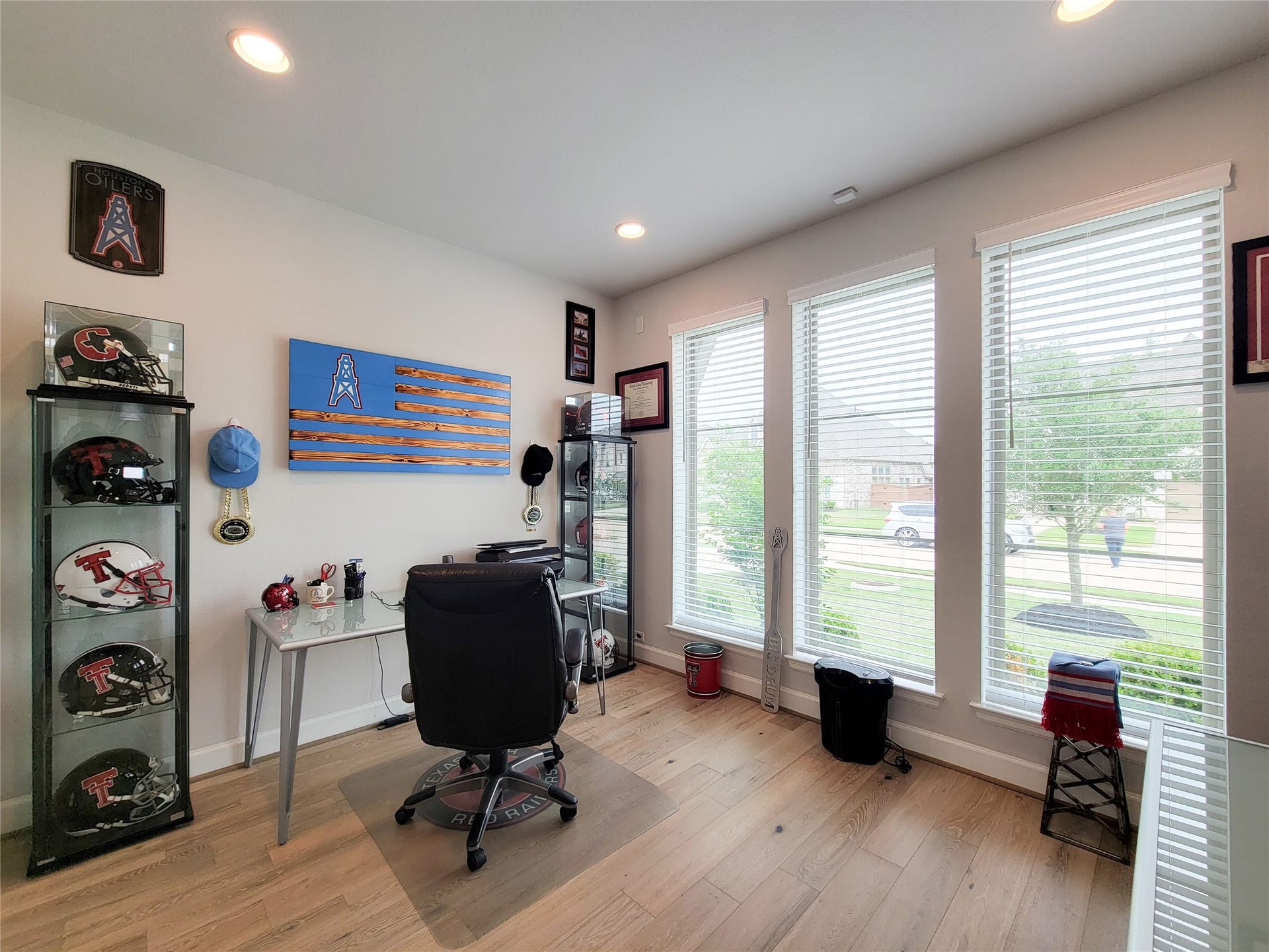 Bright home office with large windows, wooden floors, and ample natural light. A functional and inspiring workspace.