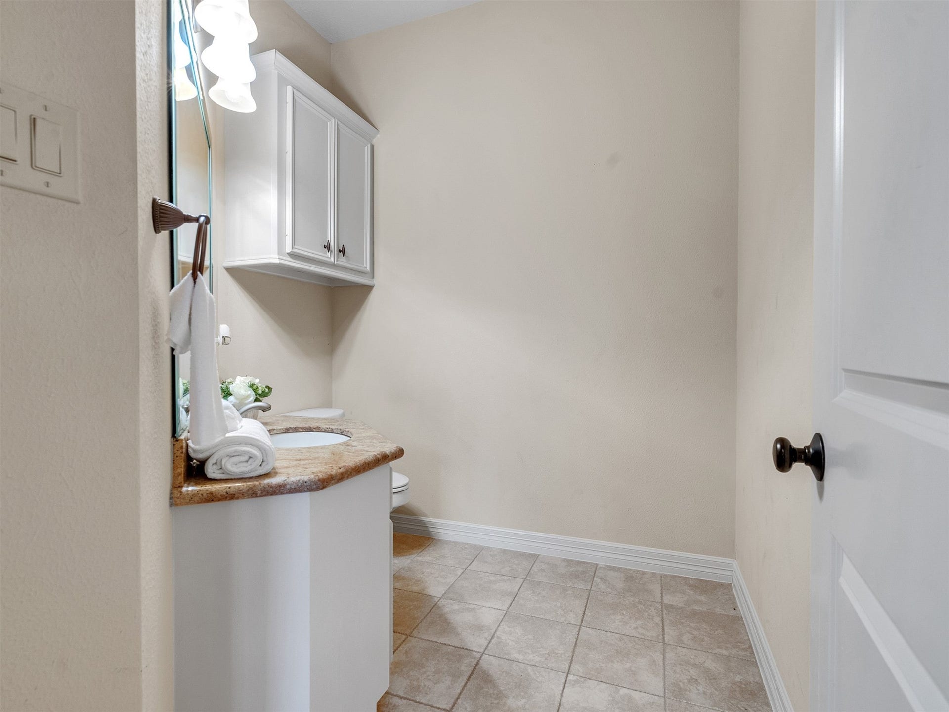 6914 Sandwedge Point Court, Spring, TX 77389 Half bath down stairs
