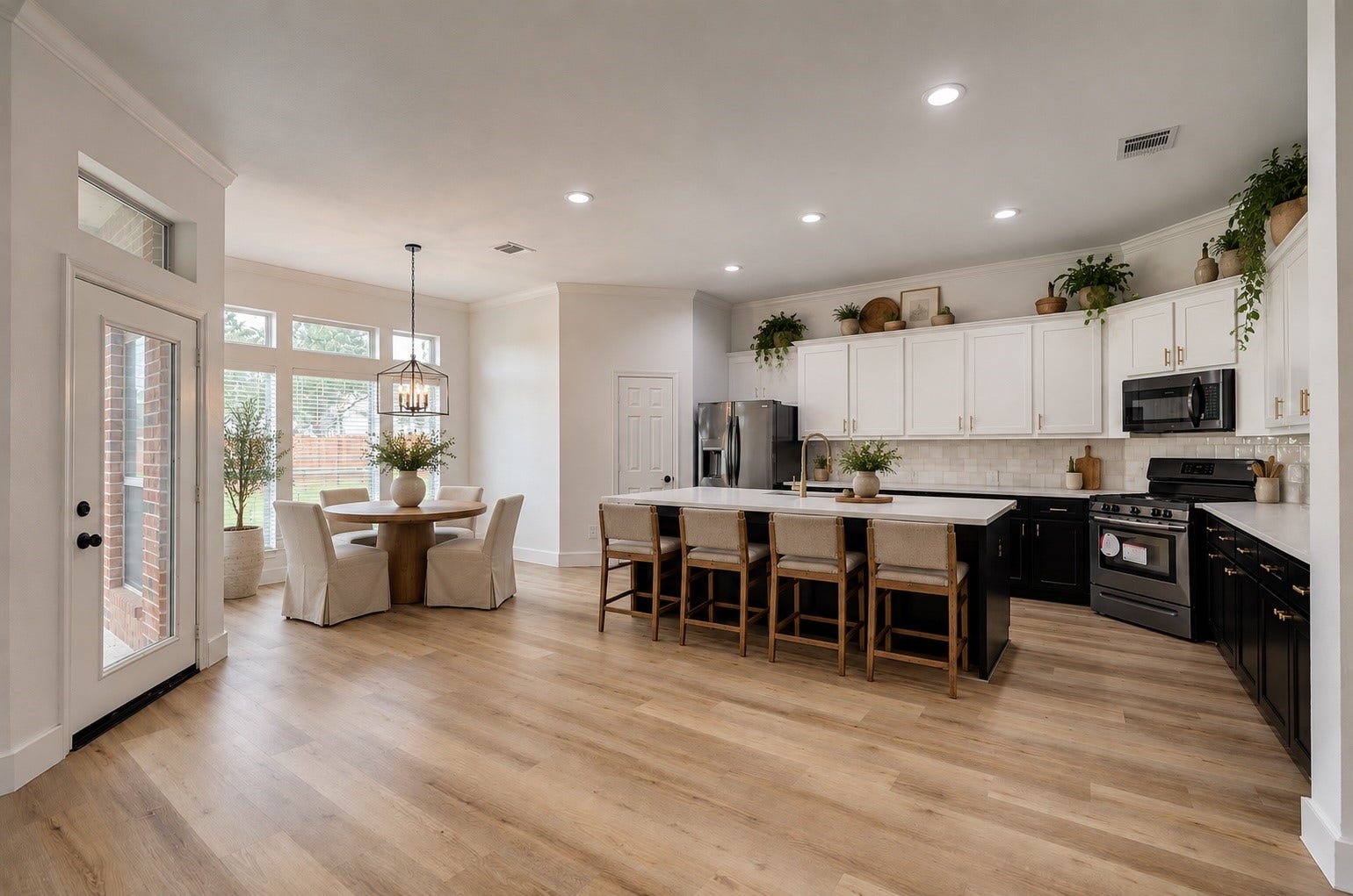 3550 Urban Woods Trail, Houston, TX 77008 Virtually Staged