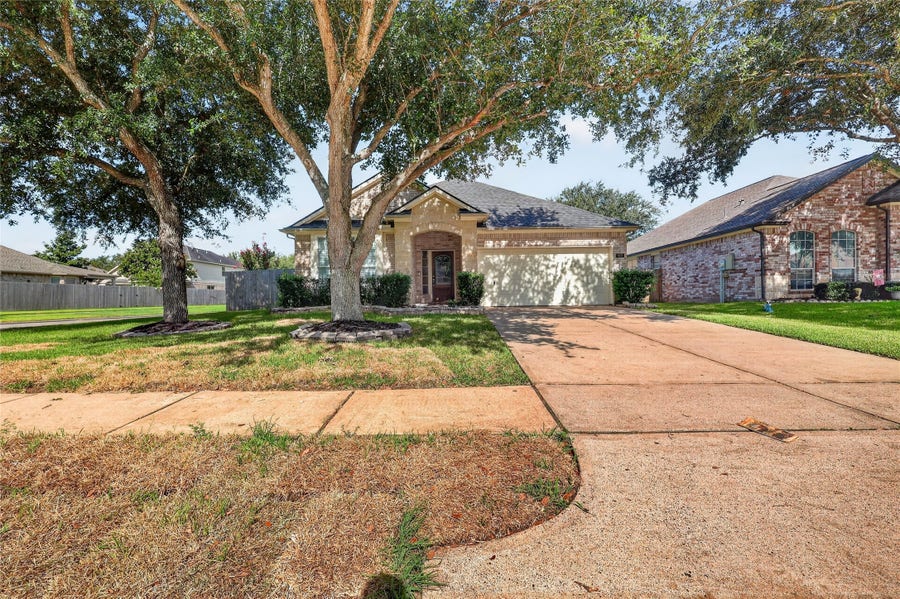 Property photo for 419 Drake Lane, League City, TX