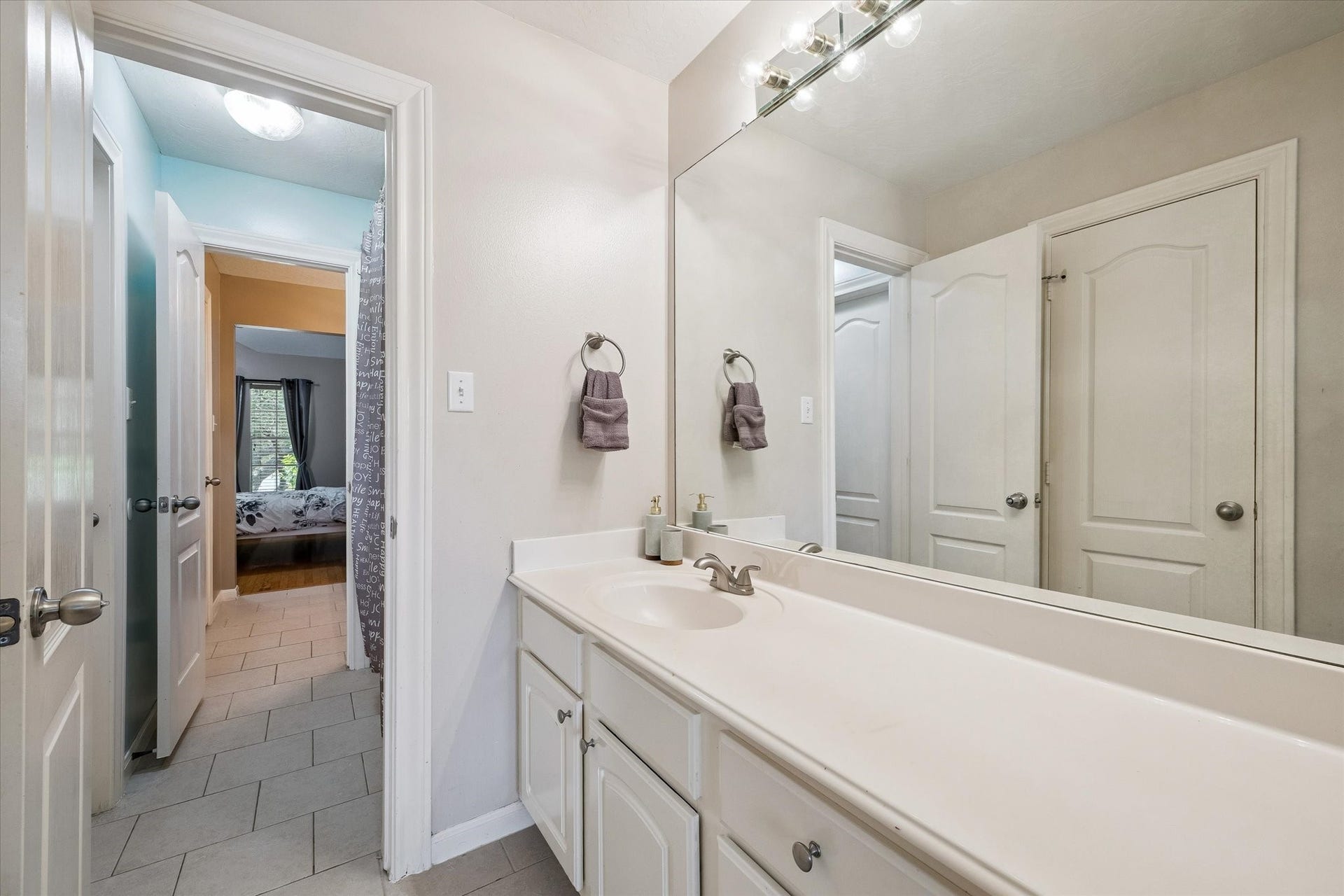 11510 Pecan Canyon Court, Tomball, TX 77377 Jack and Jill bath between two generously sized bedrooms