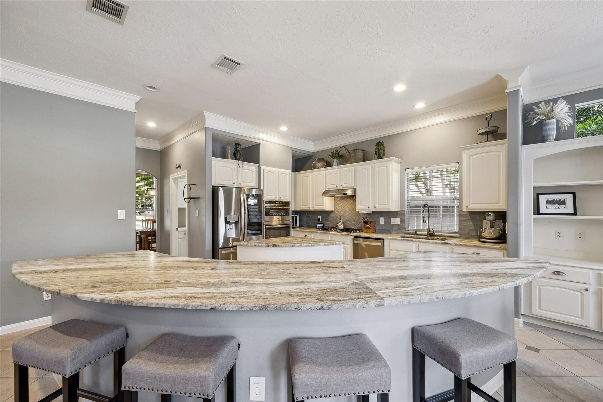 11510 Pecan Canyon Court, Tomball, TX 77377 Abundant storage and seating