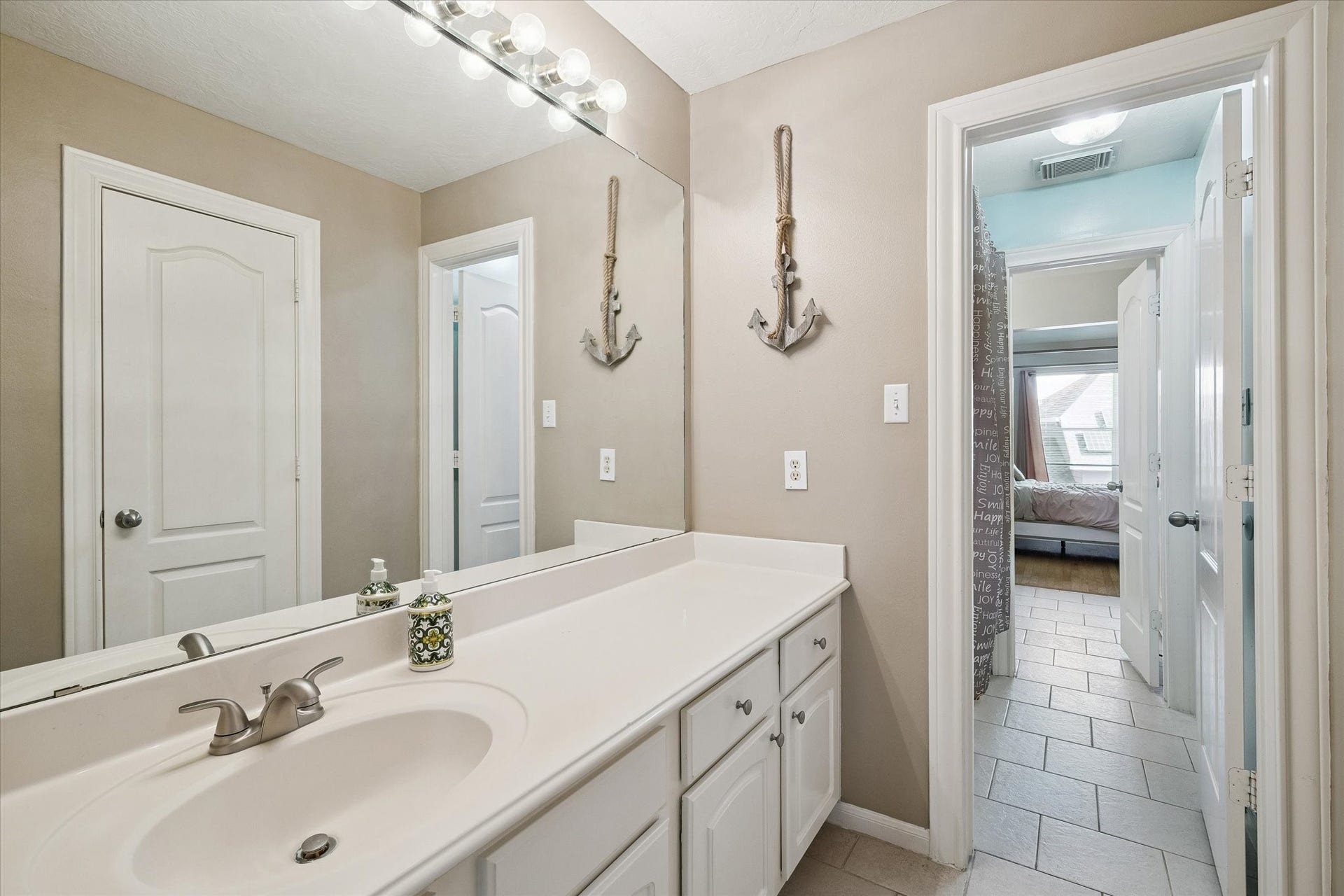 11510 Pecan Canyon Court, Tomball, TX 77377 Jack and Jill bath between two generously sized bedrooms