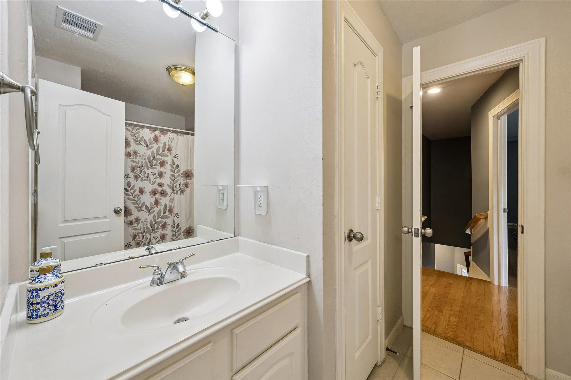 11510 Pecan Canyon Court, Tomball, TX 77377 One of two full baths upstairs