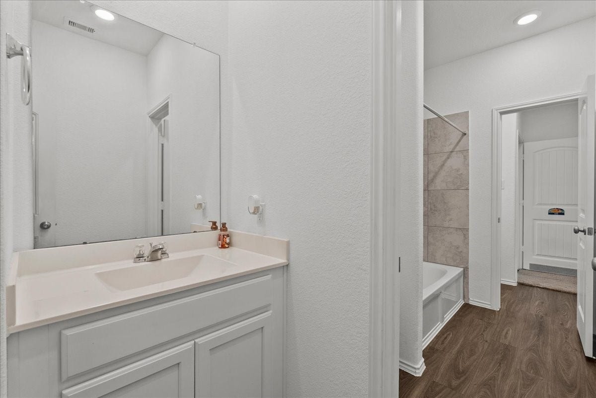 630 Harbor Colony Lane, La Marque, TX 77568 630 Harbor Colony Lane, La Marque, TX 77568