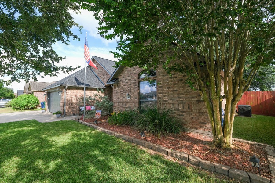Property photo for 104 Hummingbird Court, Richwood, TX