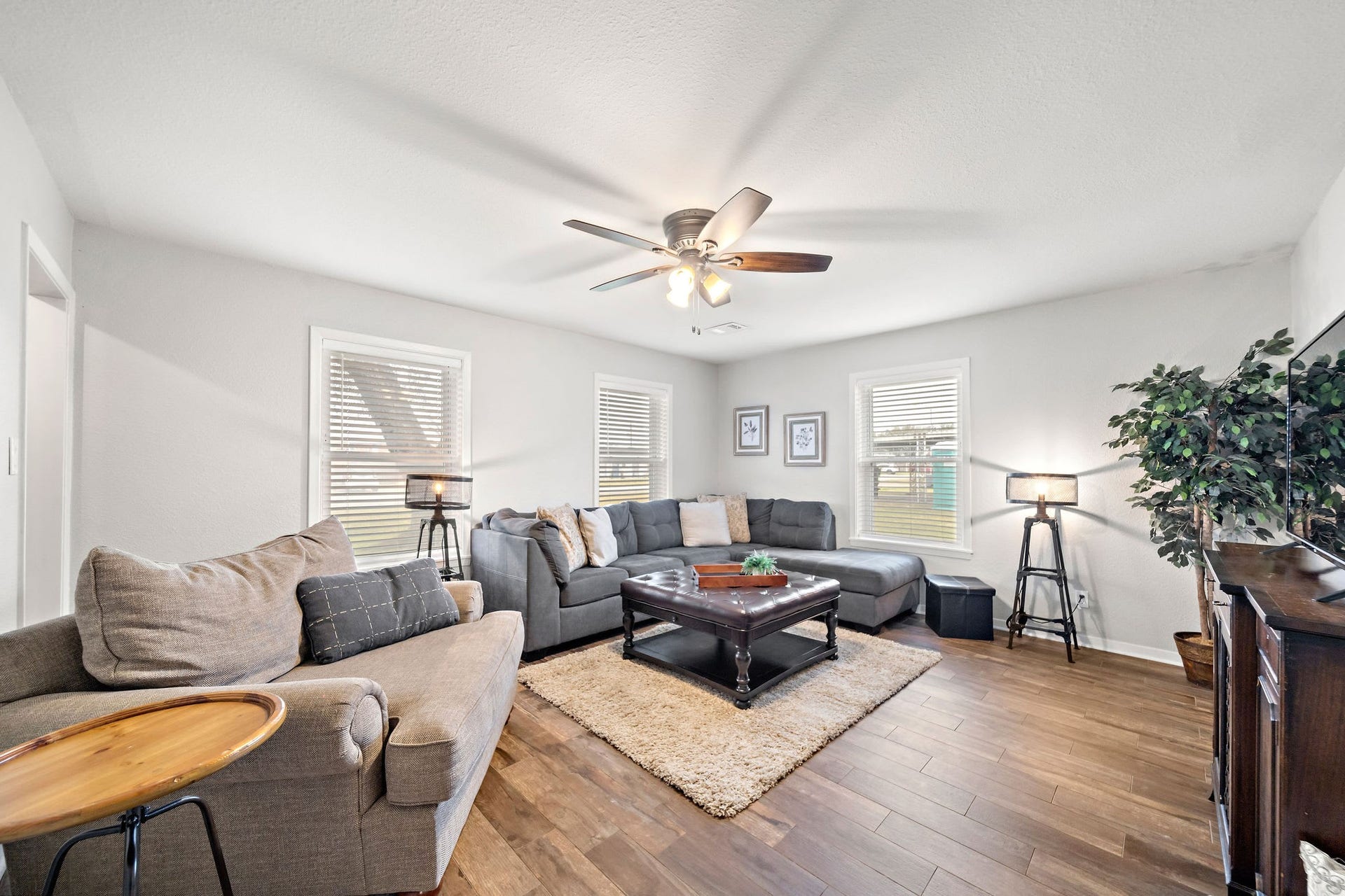 702 S 2nd Street, La Porte, TX 77571 702 S 2nd Street, La Porte, TX 77571