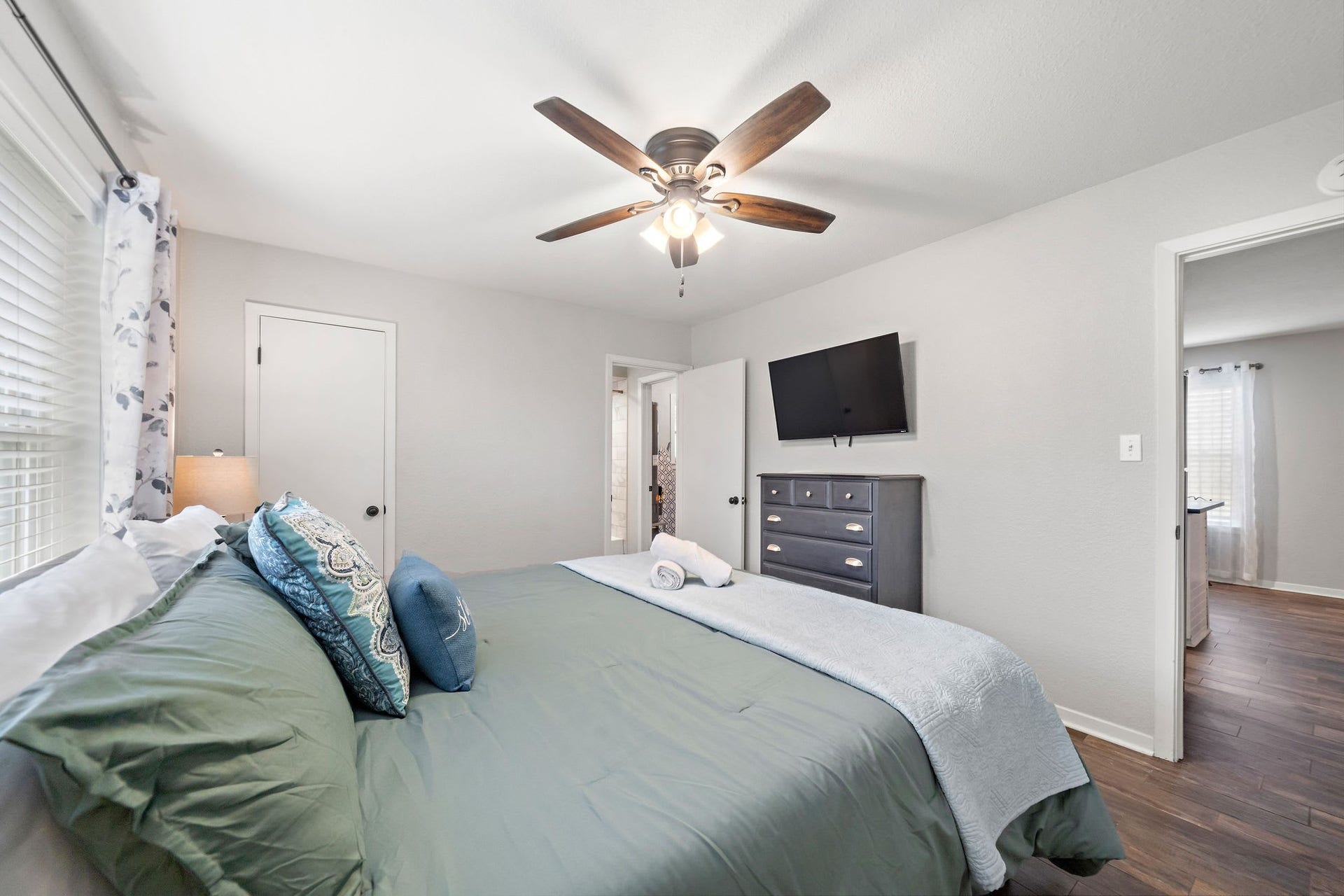 702 S 2nd Street, La Porte, TX 77571 702 S 2nd Street, La Porte, TX 77571