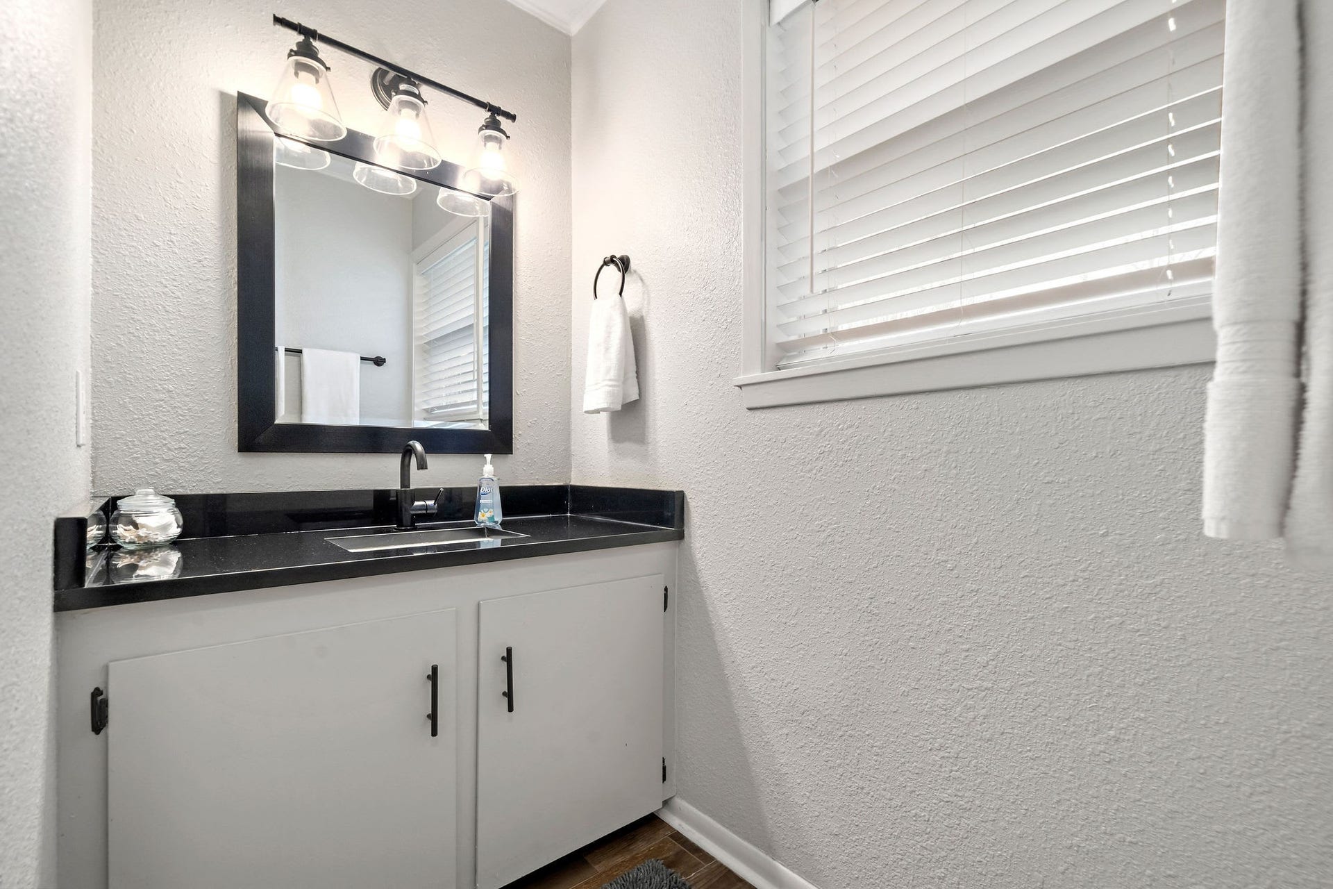 702 S 2nd Street, La Porte, TX 77571 702 S 2nd Street, La Porte, TX 77571